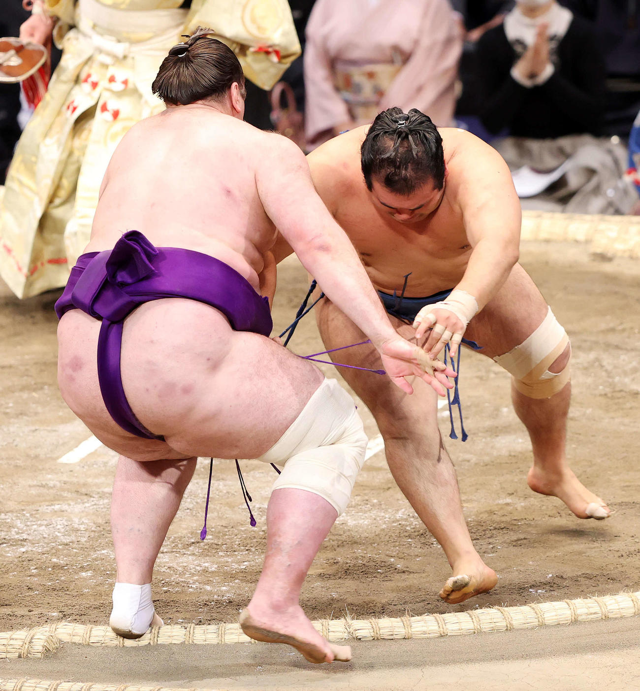 栃ノ心（左）を押し出しで破る千代の国（撮影・鈴木正人）