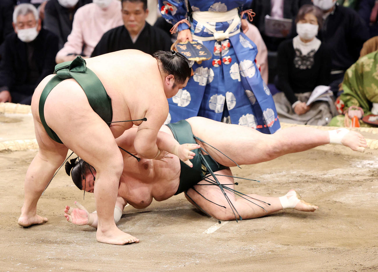 豊山（右）をはたき込みで破る千代大龍（撮影・鈴木正人）