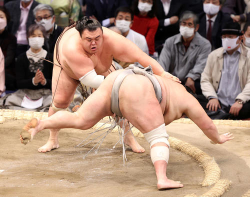 北勝富士（右）をはたき込みで破る英乃海（撮影・鈴木正人）
