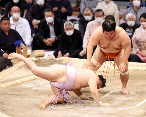 琴恵光（左）を突き落としで破る志摩ノ海（撮影・鈴木正人）