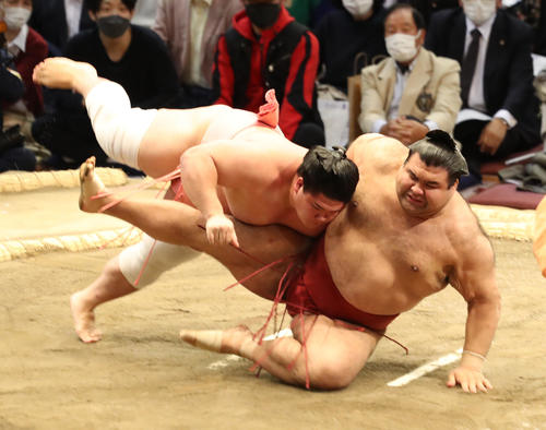 高安（右）を足取りで破る宇良（撮影・屋方直哉）