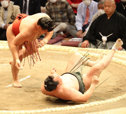 千代翔馬（右）を切り返しで破る豊昇龍（撮影・屋方直哉）