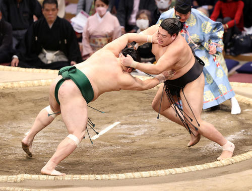 佐田の海（左）をとっくり投げで破る阿炎（撮影・鈴木正人）