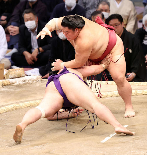 明生（手前）を引き落としで破る大栄翔（撮影・鈴木正人）
