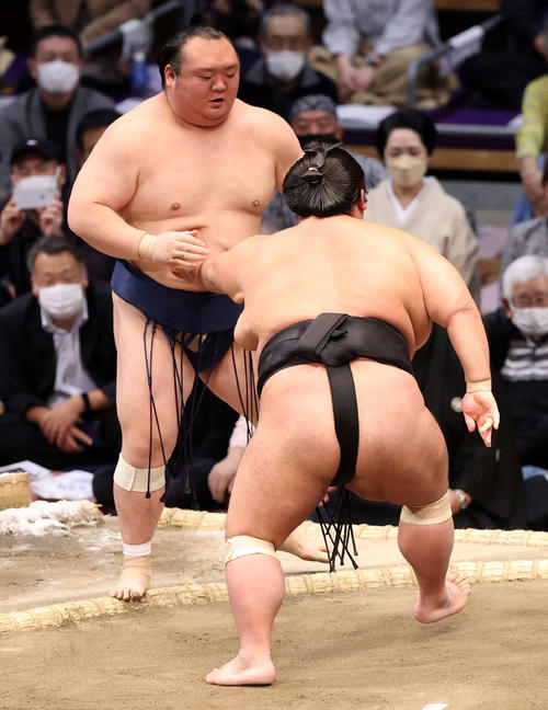 宝富士（後方）を押し出しで破る貴景勝（撮影・鈴木正人）