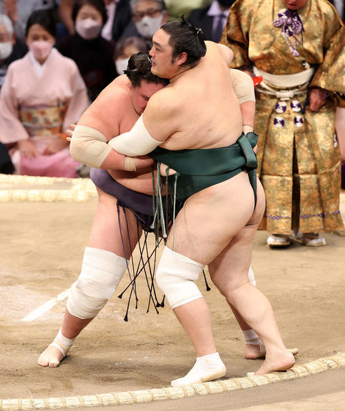 隠岐の海（右）を寄り切りで破る照ノ富士（撮影・鈴木正人）