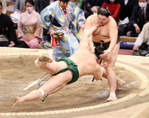 佐田の海（左）をとっくり投げで破る阿炎（撮影・鈴木正人）