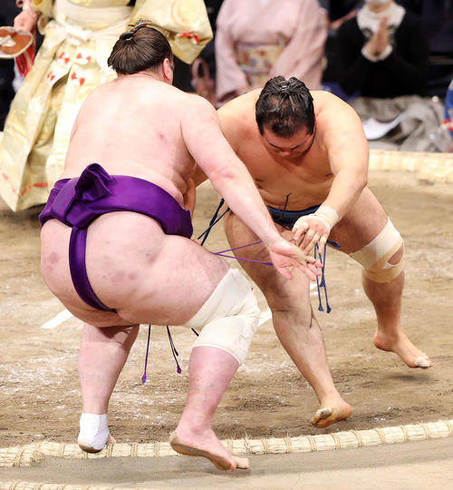 栃ノ心（左）を押し出しで破る千代の国（撮影・鈴木正人）