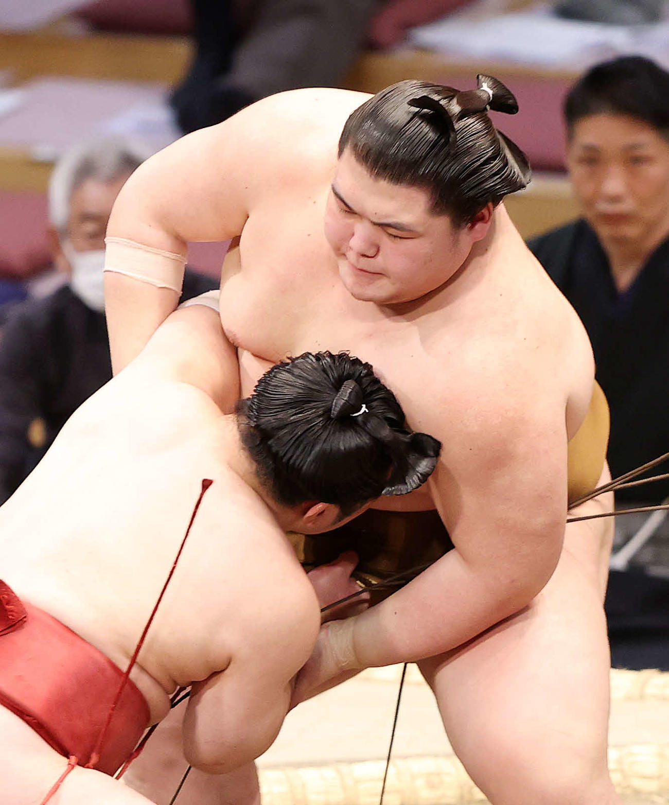 炎鵬（左）を攻める王鵬（撮影・鈴木正人）