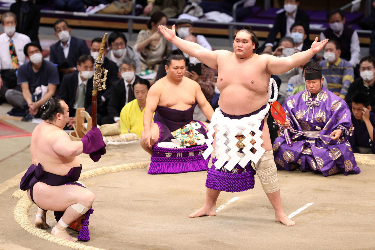 土俵入りする照ノ富士、露払いは照強、太刀持ちは宝富士、行司は式守伊之助（撮影・鈴木正人）