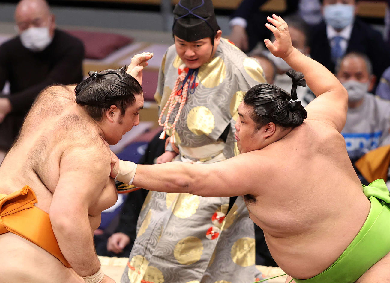 魁聖（左）を攻める天空海（撮影・鈴木正人）
