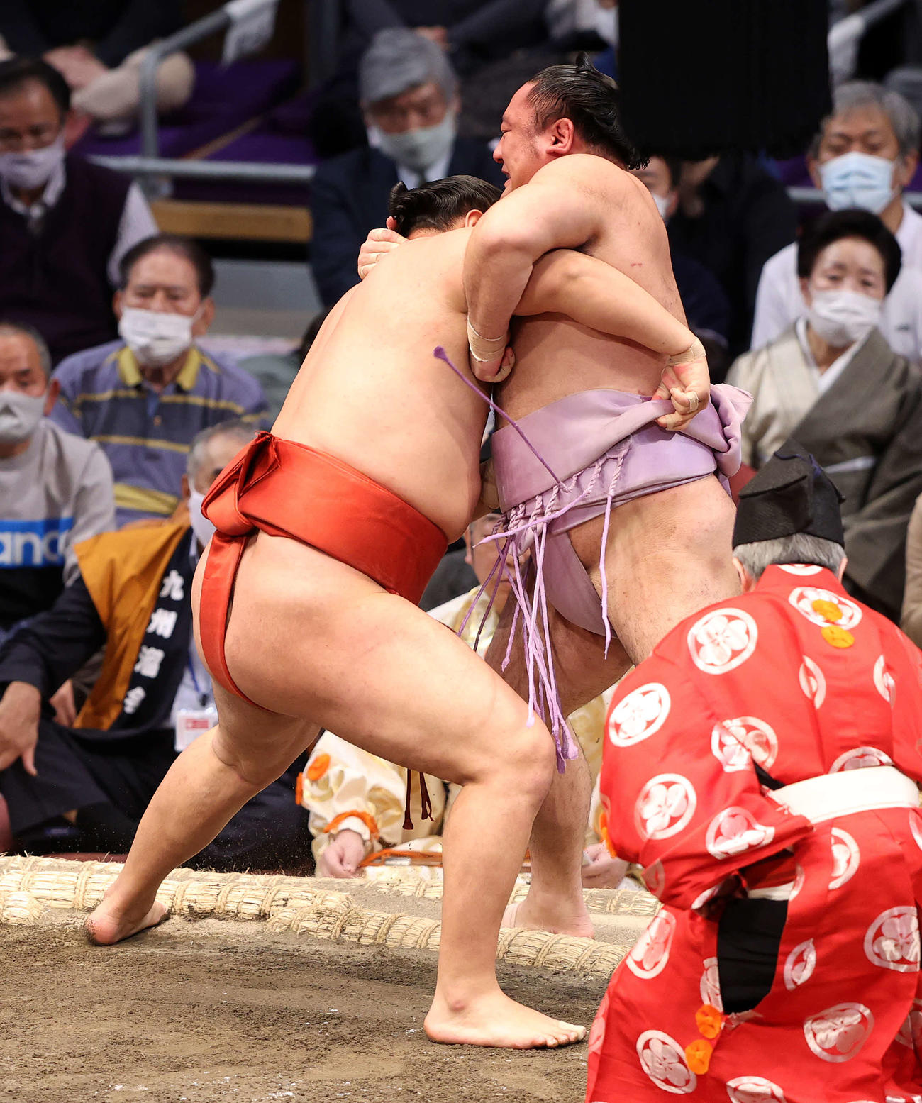 琴恵光（右）を寄り切りで破る豊昇龍（撮影・鈴木正人）