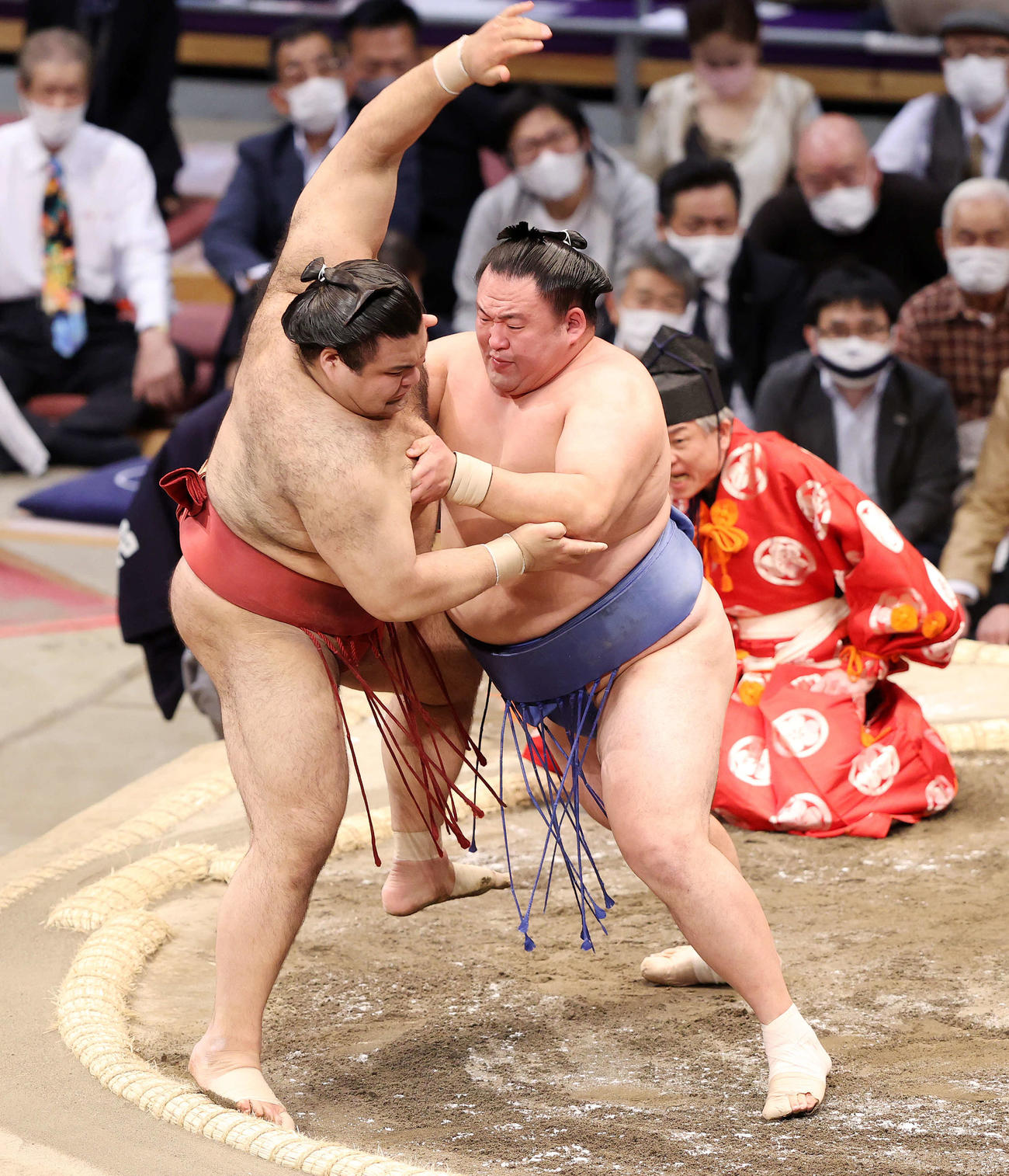 高安（左）を押し出しで破る玉鷲（撮影・鈴木正人）