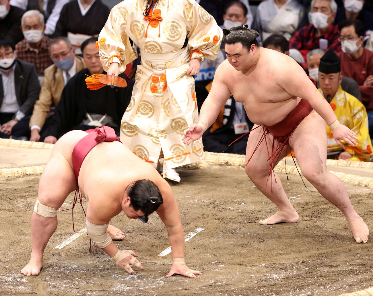 大栄翔（左）を引き落としで破る隆の勝（撮影・鈴木正人）