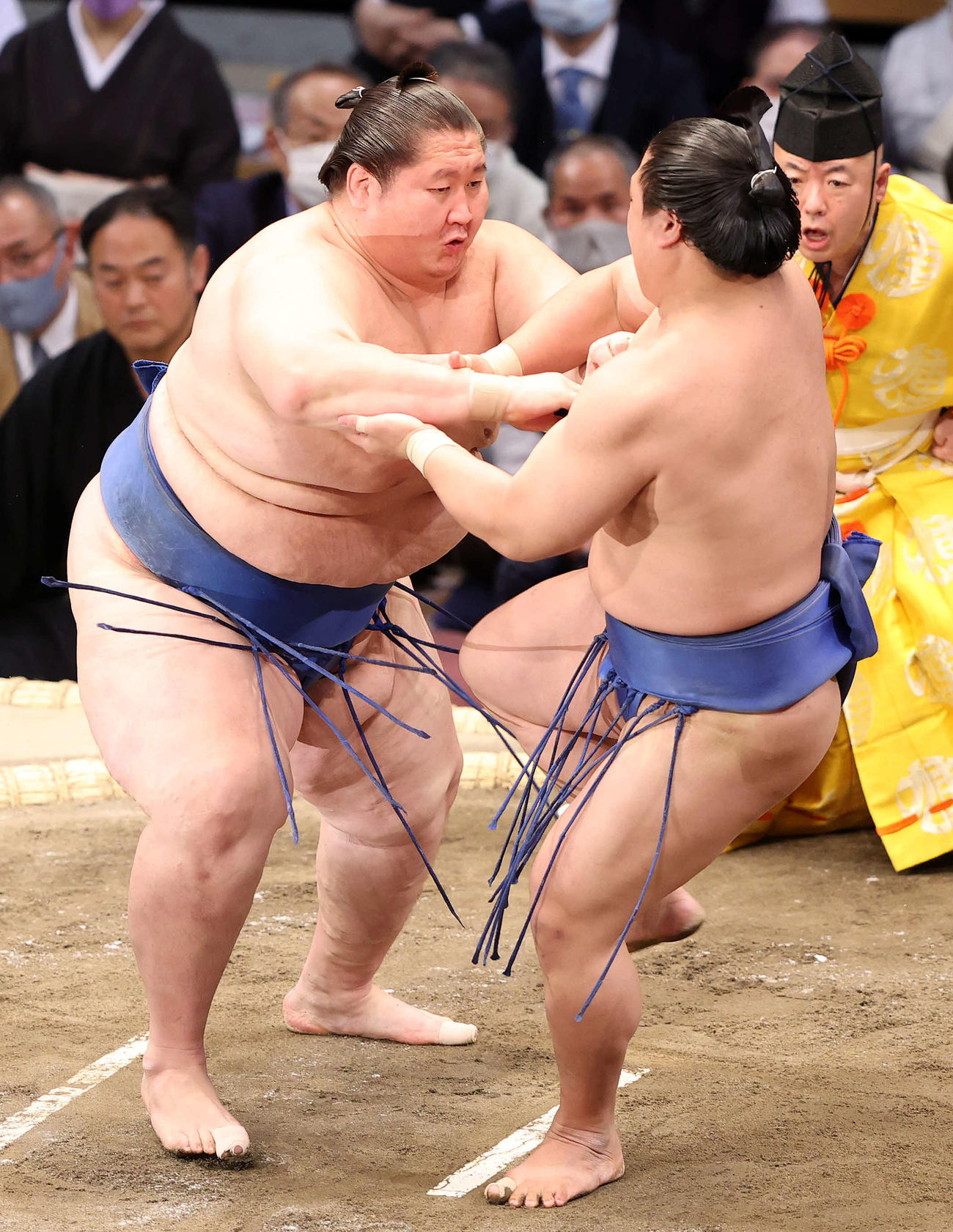 若隆景（右）を攻める逸ノ城（撮影・鈴木正人）