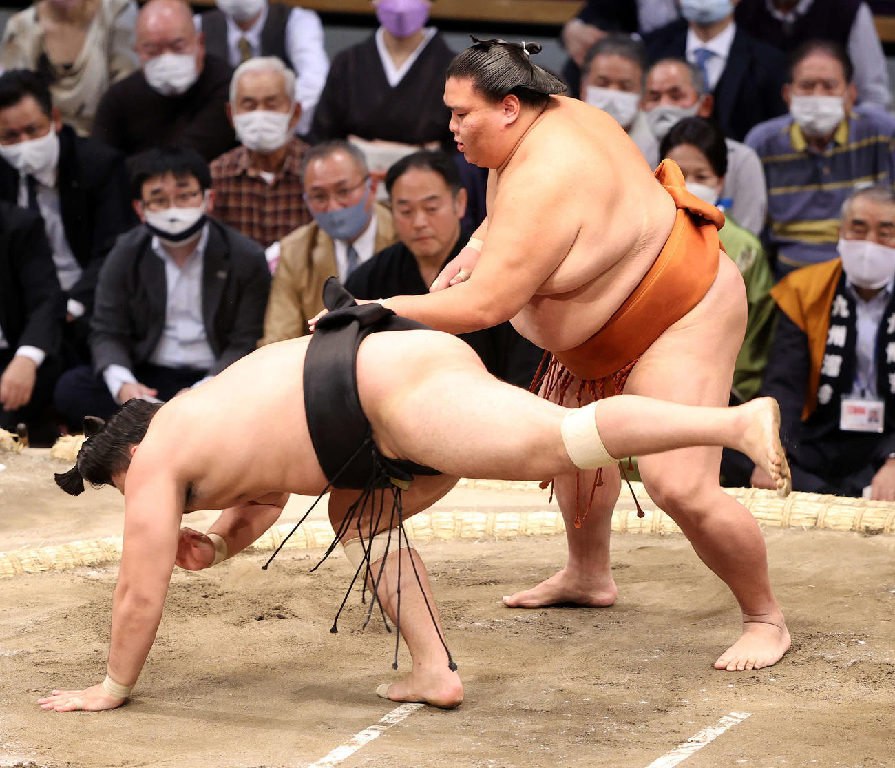 霧馬山（左）を突き落としで破る御嶽海（撮影・鈴木正人）