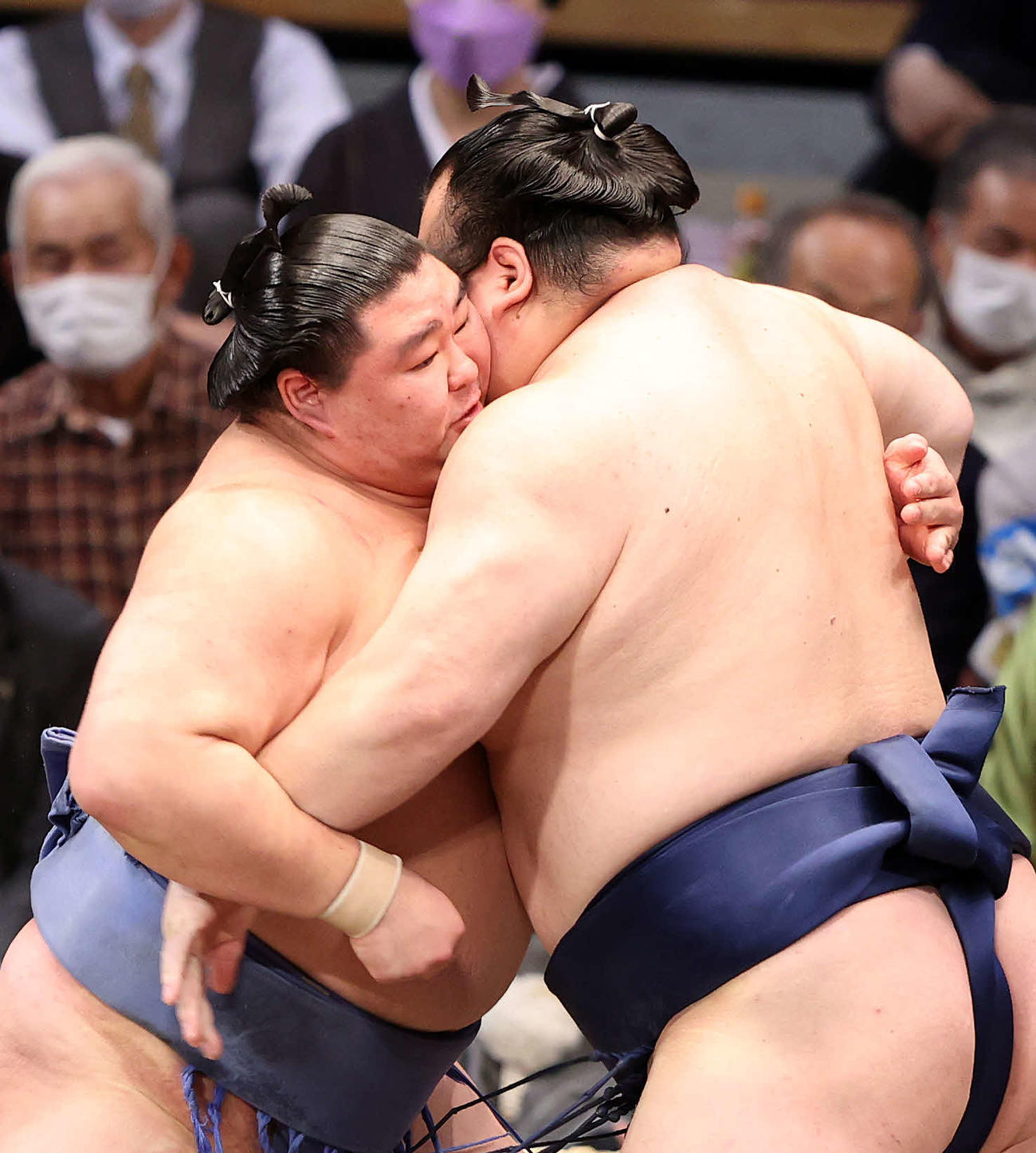 宝富士（右）を攻める正代（撮影・鈴木正人）