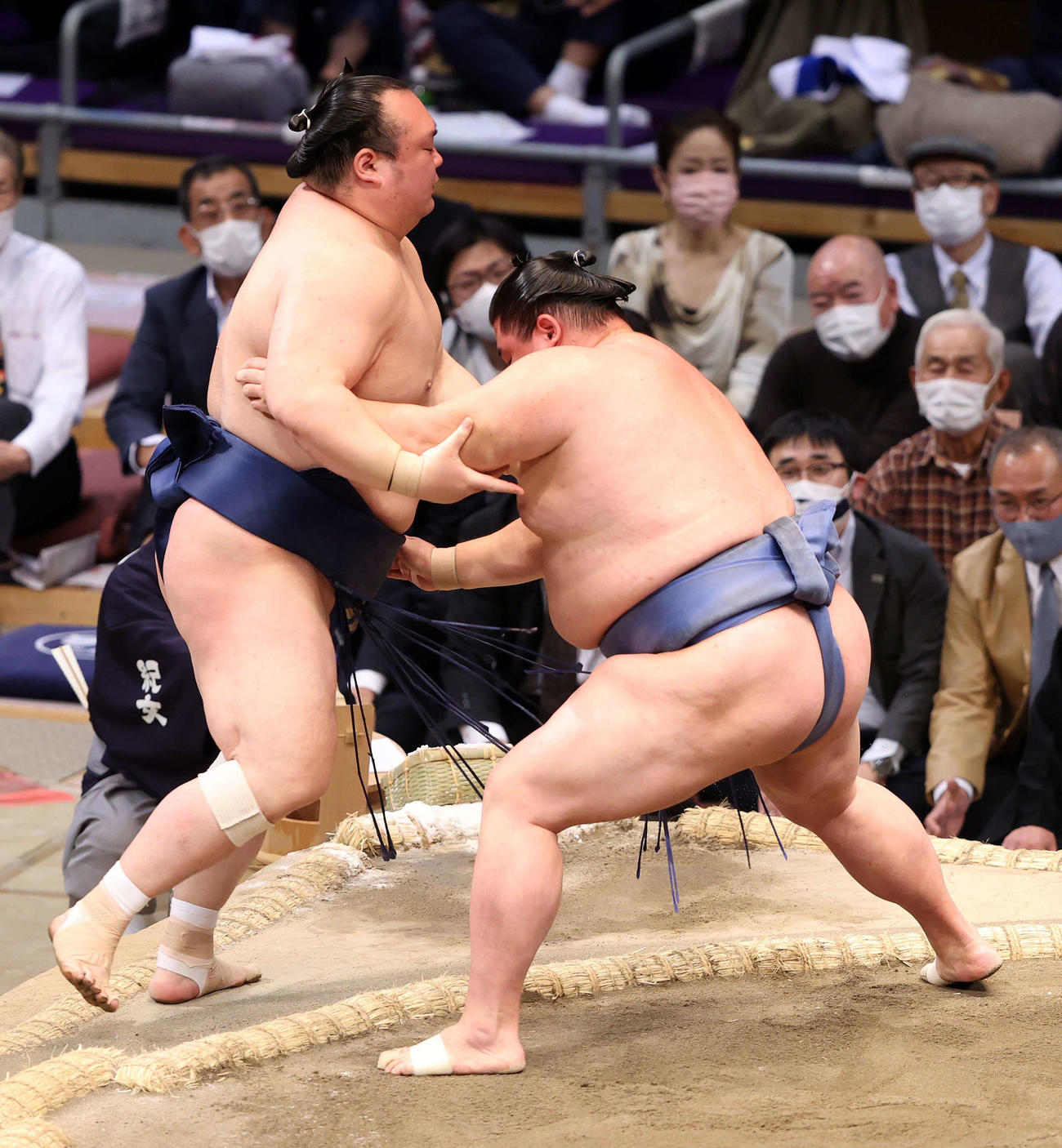 宝富士（左）を寄り切りで破る正代（撮影・鈴木正人）