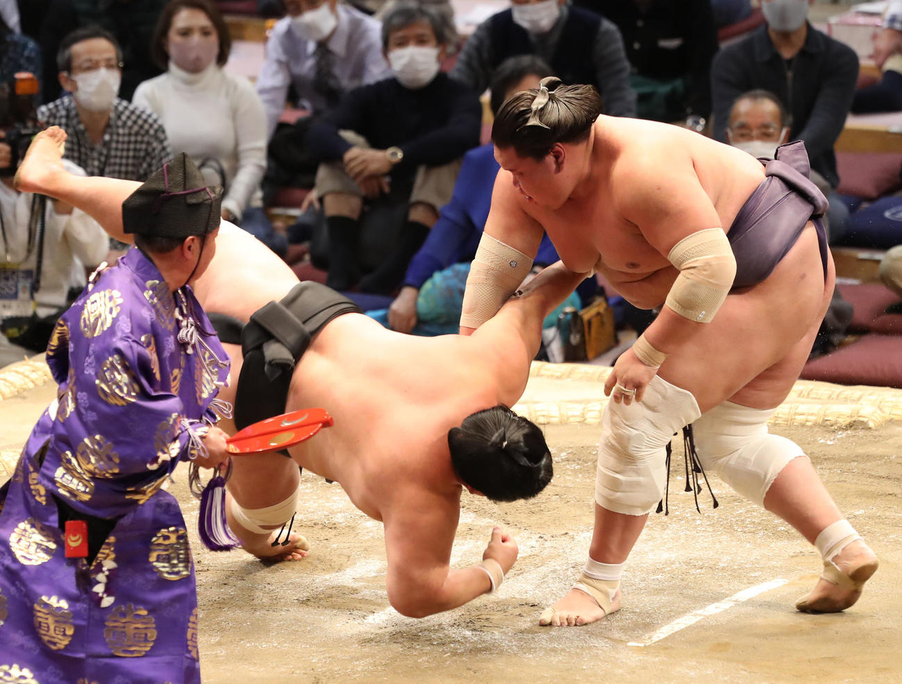 妙義龍（左）を小手投げで破る照ノ富士（撮影・屋方直哉）