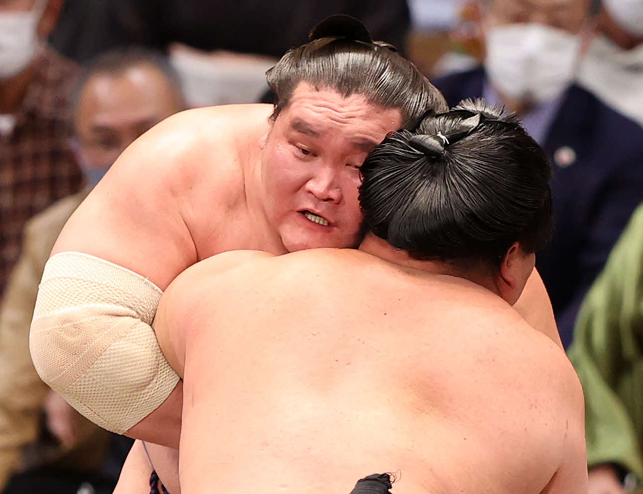 妙義龍（手前）を攻める照ノ富士（撮影・鈴木正人）