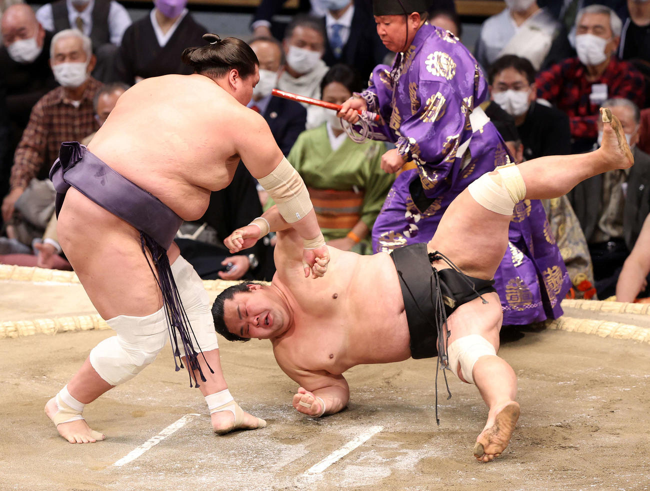 妙義龍（右）を小手投げで破る照ノ富士（撮影・鈴木正人）