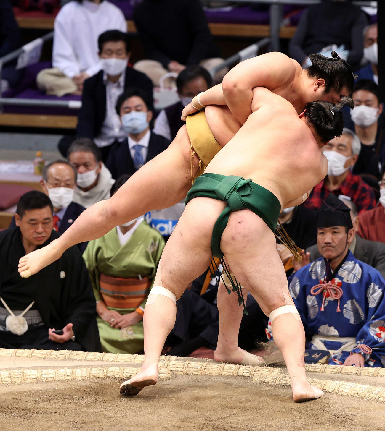 輝（後方）を寄り切りで破る佐田の海（撮影・鈴木正人）