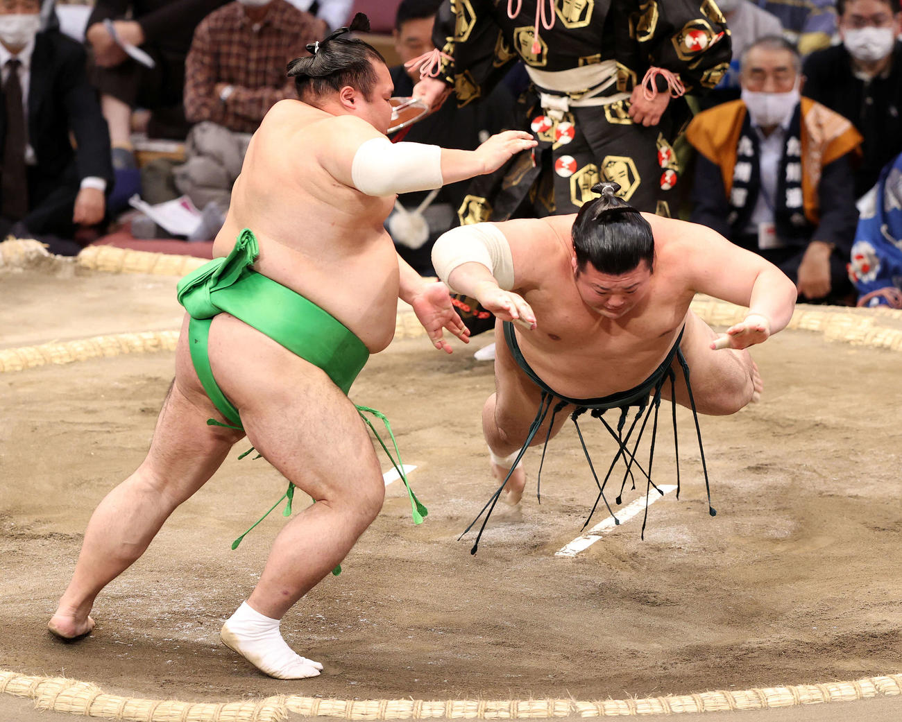豊山（右）を引き落としで破る千代丸（撮影・鈴木正人）