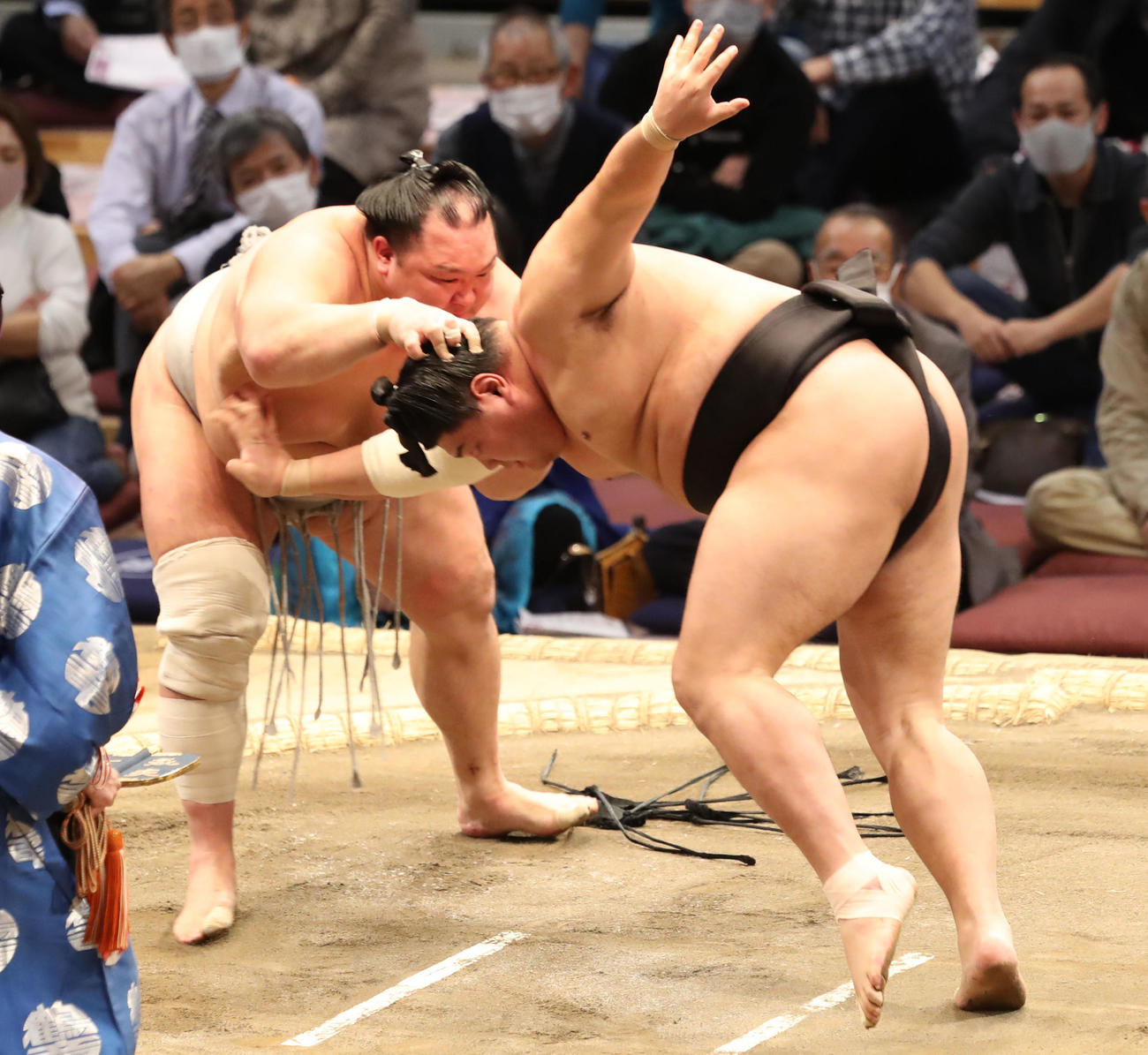阿炎（右）をはたき込みで破る北勝富士（撮影・屋方直哉）