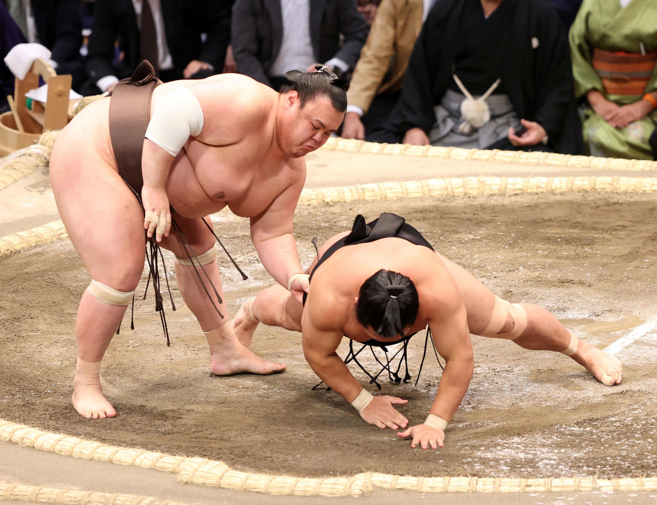 照強（右）を上手出し投げで破る英乃海（撮影・鈴木正人）