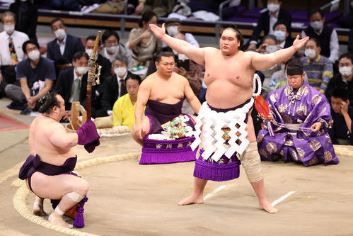 土俵入りする照ノ富士、露払いは照強、太刀持ちは宝富士、行司は式守伊之助（撮影・鈴木正人）