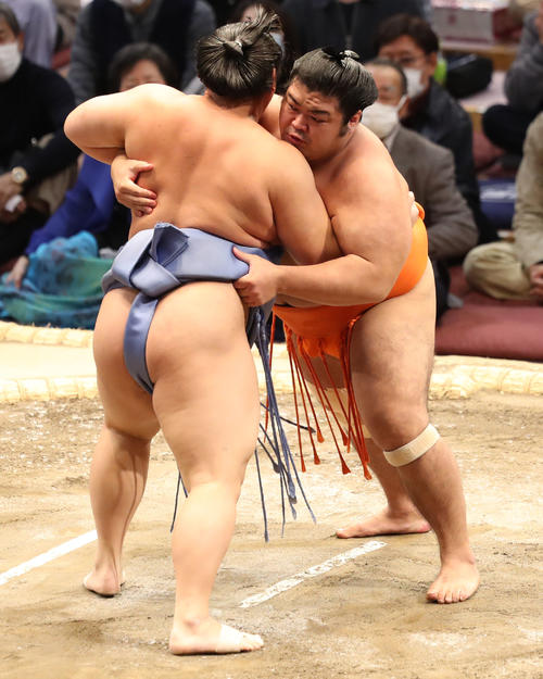 翔猿（左）を攻める志摩ノ海（撮影・屋方直哉）