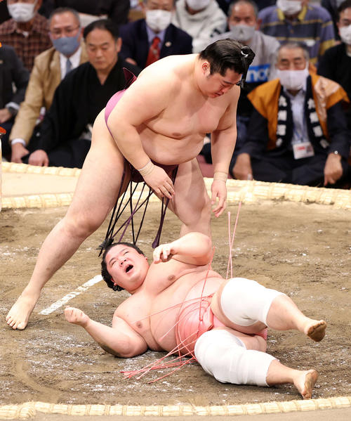 宇良（下）を引き落としで破った遠藤（撮影・鈴木正人）