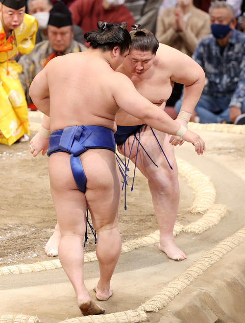 若隆景（手前）を押し出しで破る逸ノ城（撮影・鈴木正人）