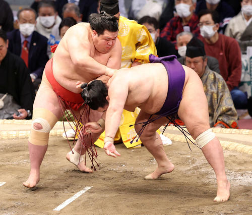 明生（右）をはたき込みで破る阿武咲（撮影・鈴木正人）