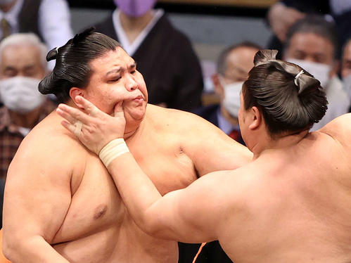 霧馬山（右）の攻めを耐える御嶽海（撮影・鈴木正人）
