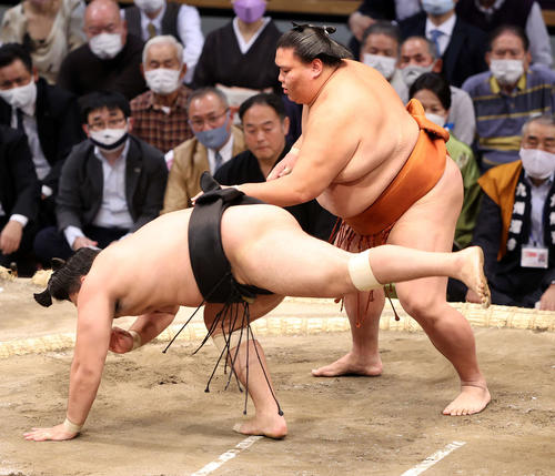 霧馬山（左）を突き落としで破る御嶽海（撮影・鈴木正人）