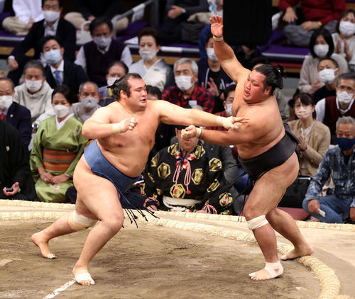 松鳳山（右）を押し出しで破る千代の国（撮影・鈴木正人）