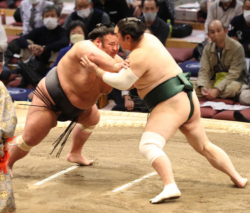 隠岐の海（右）を攻める貴景勝（撮影・屋方直哉）