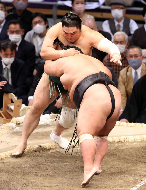 隠岐の海（後方）を押し出しで破る貴景勝（撮影・鈴木正人）