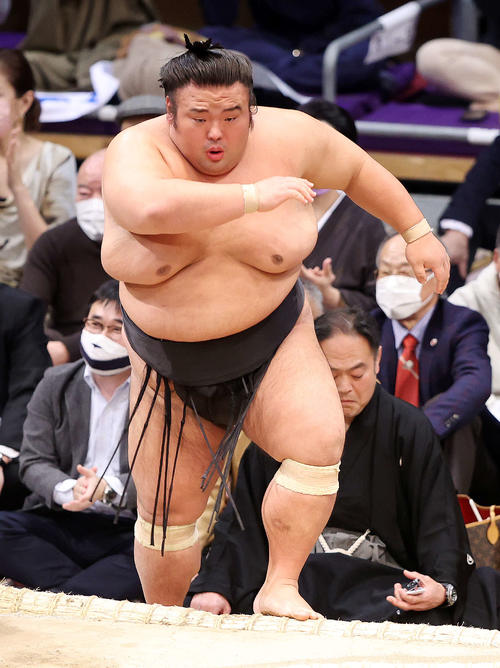 隠岐の海を押し出しで破った貴景勝（撮影・鈴木正人）