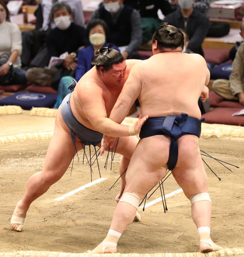 宝富士（右）を寄り切りで破る正代（撮影・屋方直哉）
