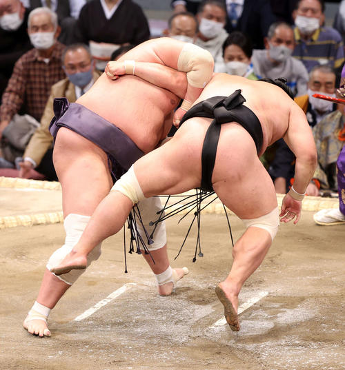 妙義龍（手前）を小手投げで破る照ノ富士（撮影・鈴木正人）