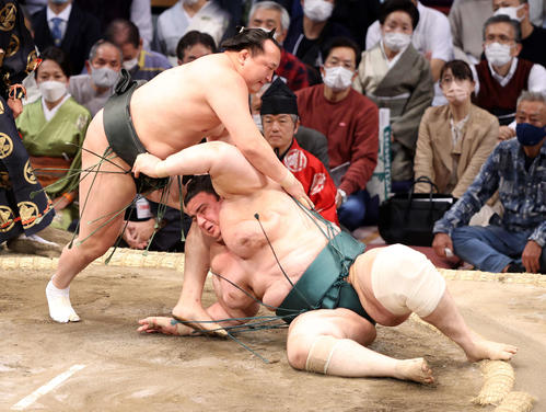 碧山（右）を上手投げで破る千代翔馬（撮影・鈴木正人）