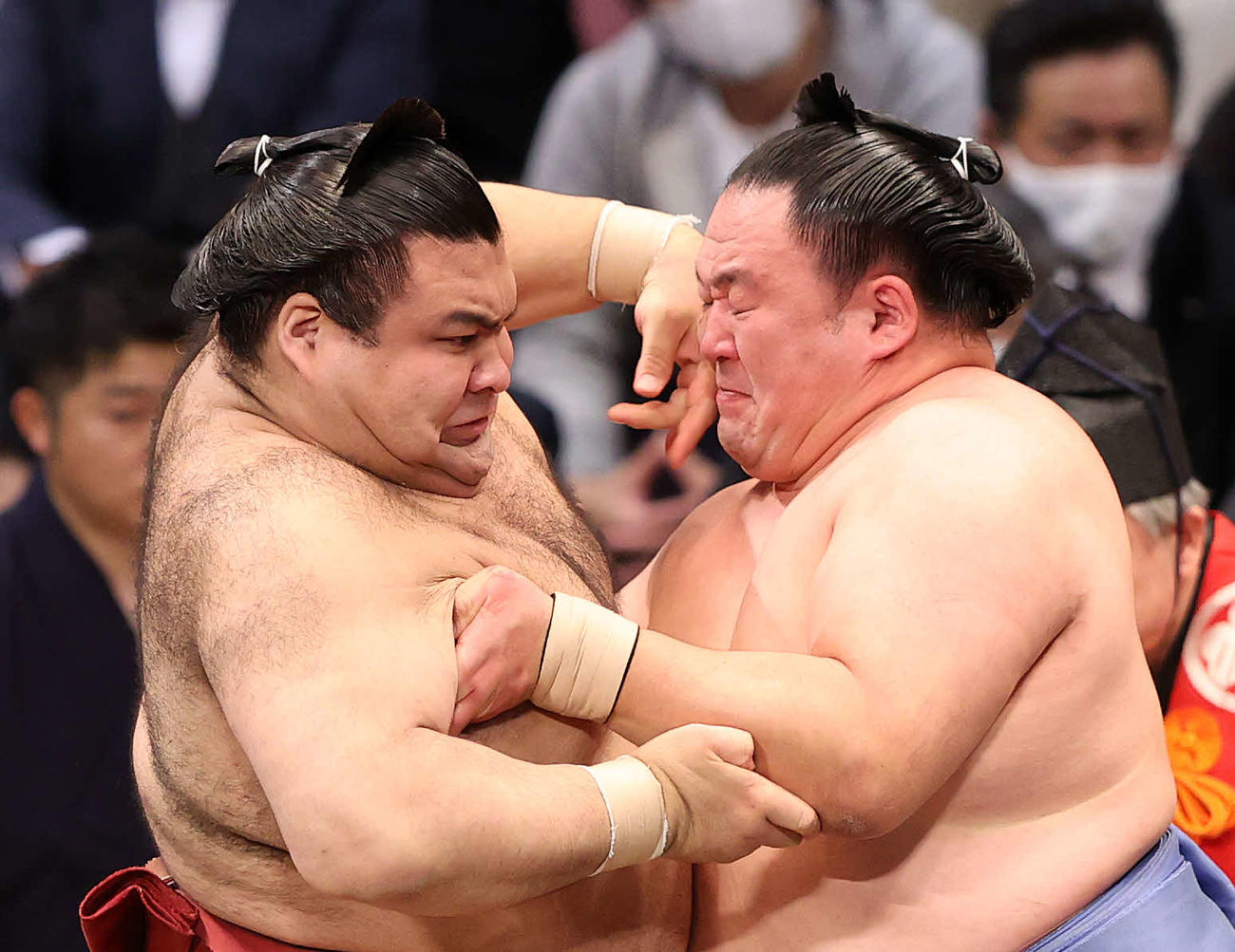 高安（左）を攻める玉鷲（撮影・鈴木正人）