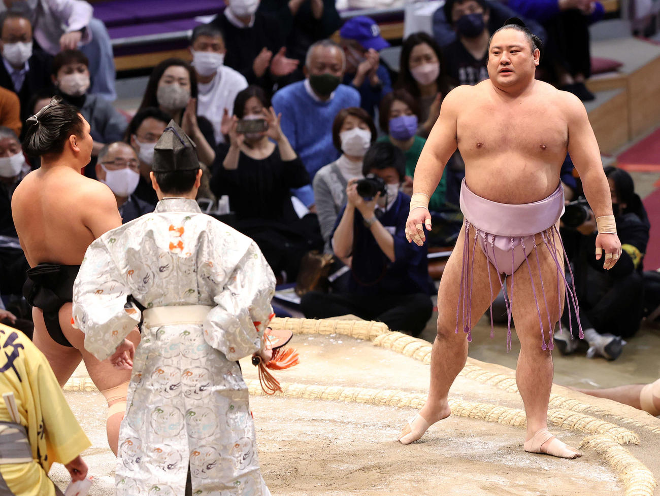 照強（左）をはたき込みで破った琴恵光（撮影・鈴木正人）