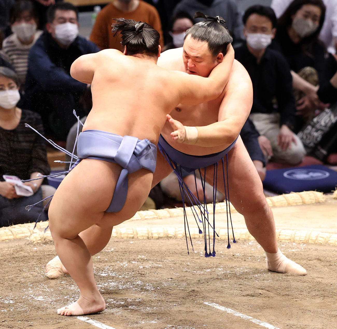 玉鷲（右）を蹴返しで破る翔猿（撮影・鈴木正人）