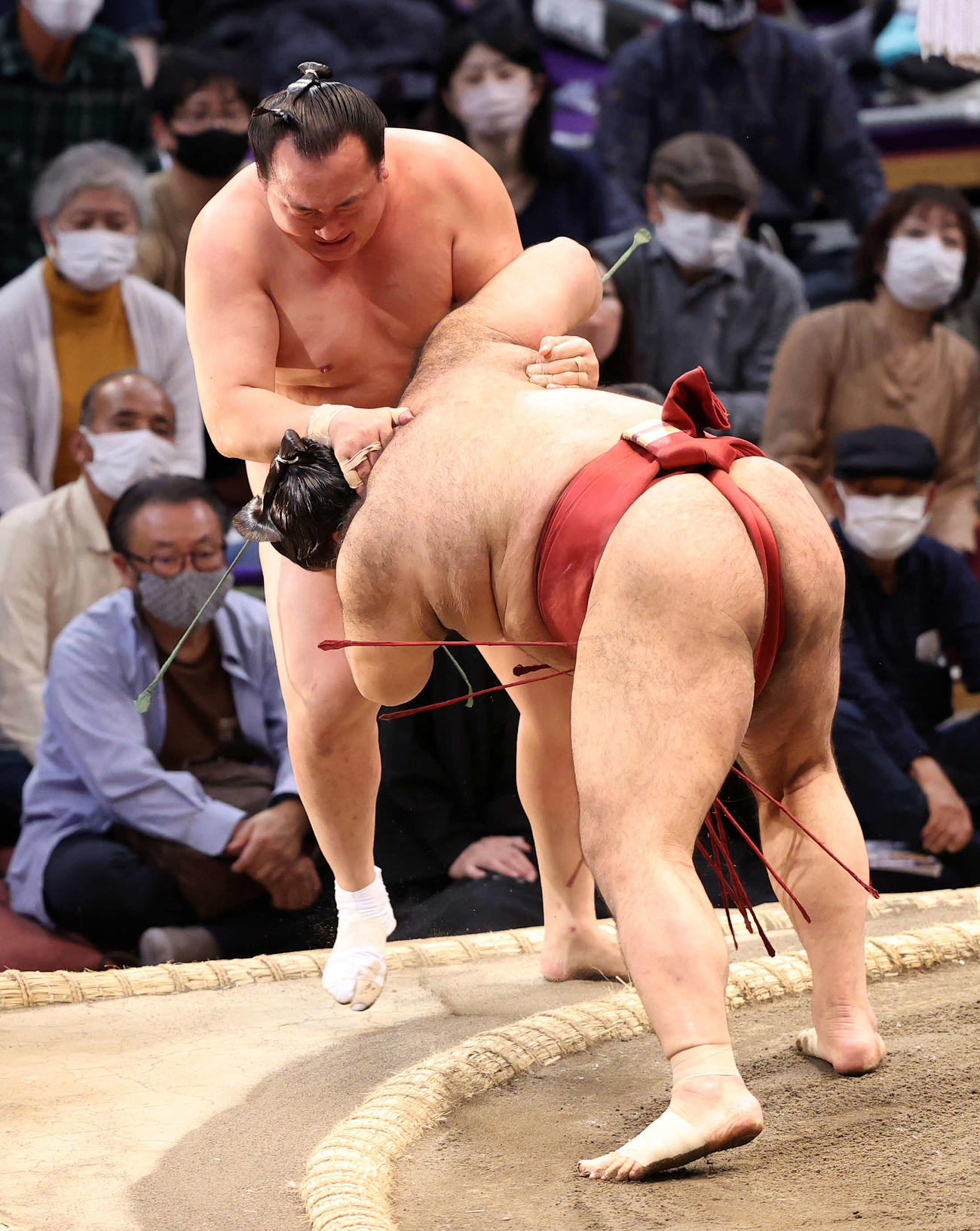 千代翔馬（後方）を寄り切りで破る高安（撮影・鈴木正人）