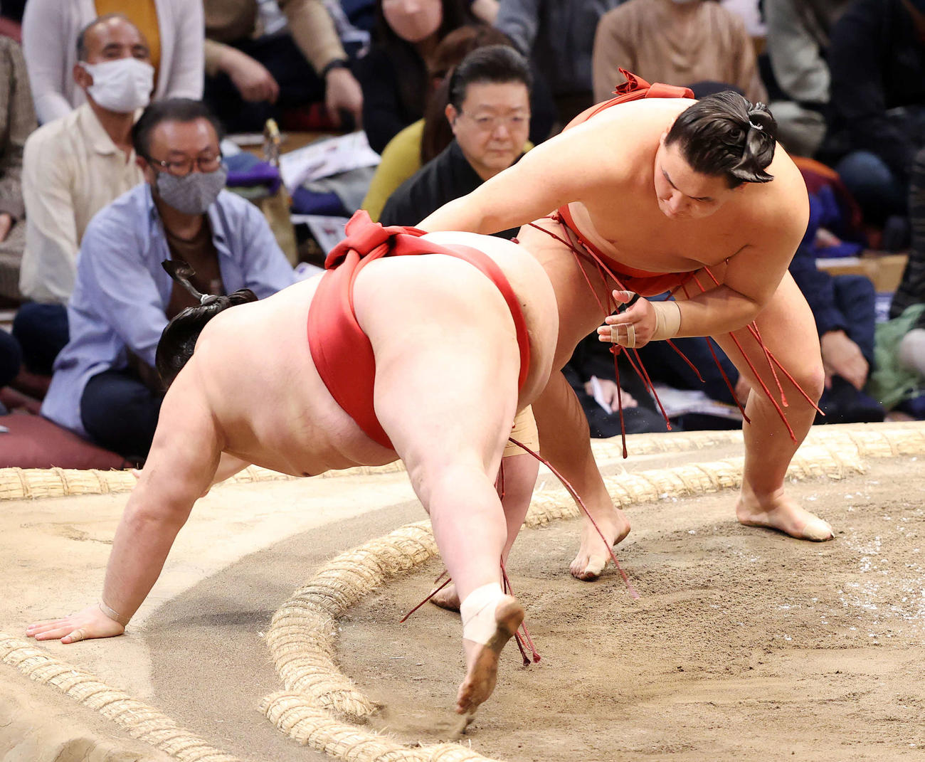 阿武咲（左）を肩すかしで破る豊昇龍（撮影・鈴木正人）
