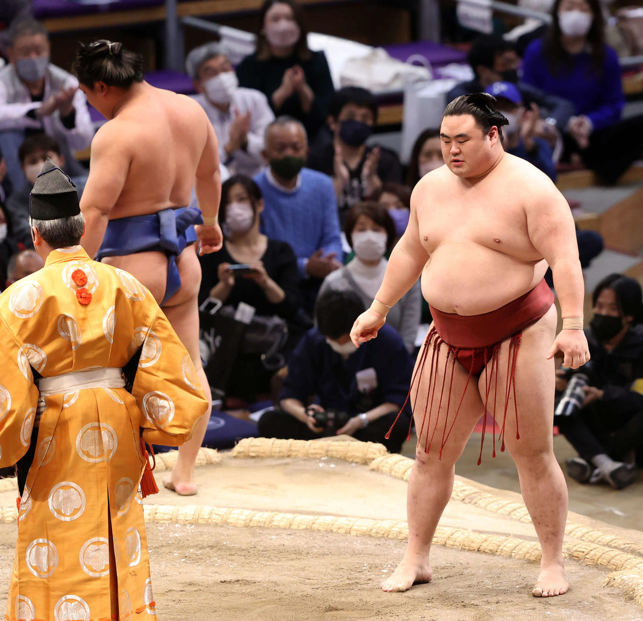 若隆景（左）を押し出しで破った隆の勝（撮影・鈴木正人）