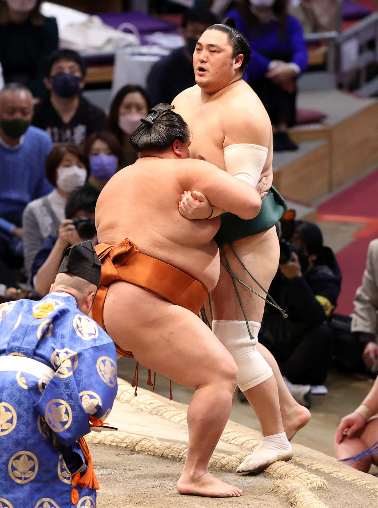 隠岐の海（右）を寄り切りで破る御嶽海（撮影・鈴木正人）